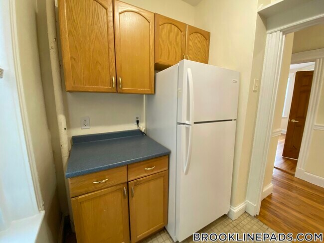 Building Photo - 352 Riverway