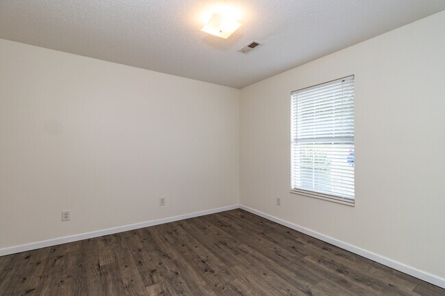 Building Photo - 385 Hawthorne Oaks Way