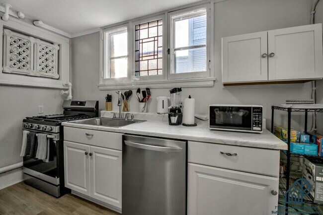 Building Photo - Furnished 2-Bedroom Apartment near Elmwood Village