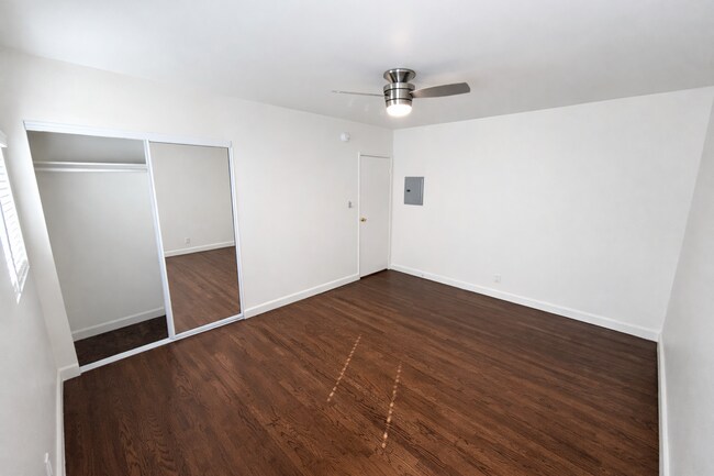 Building Photo - Remodeled 2BR in NoHo – Brand New Kitchen, 2 Parking Spaces, Walk to NoHo West Mall