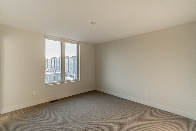 Building Photo - Newer Build 2 Bedroom, 4 Bathroom Jefferson Park Townhome
