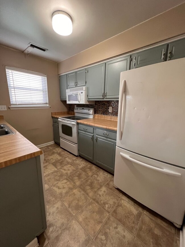 Building Photo - 3 bed 2 bath in Virginia Beach