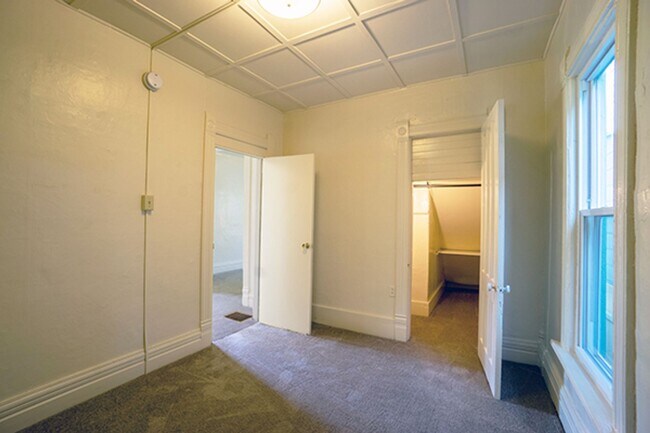 Building Photo - First Floor Close To Shops and Restaurants...
