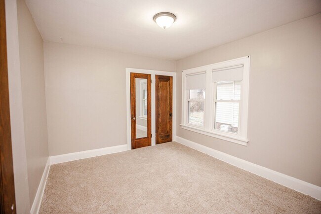 Building Photo - Beautiful two bedroom home with bonus room, fenced in back yard, garage, and full basement!