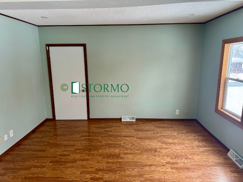 Building Photo - 626 Oak St NE