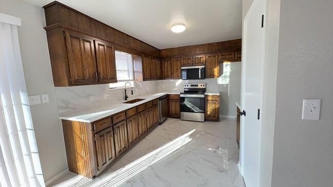 Building Photo - Welcome to this newly remodeled gem located in the heart of Tulsa!