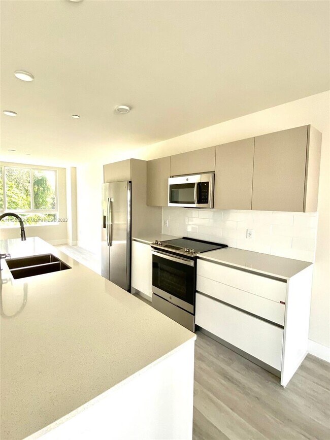 Building Photo - 2561 NE 193rd St