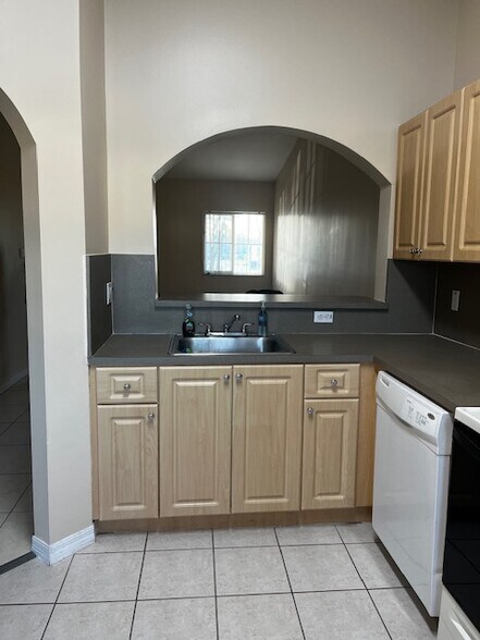 Building Photo - 2621 SE 12th Rd