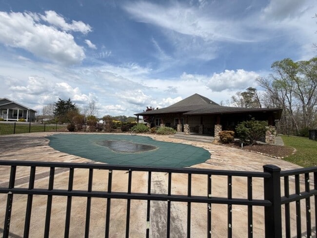 Building Photo - Sevierville 37876 - 3 bedroom, 3.5 Bath, 2486 sq. ft. Cabin and a 672 sq. ft. Studio above garage...