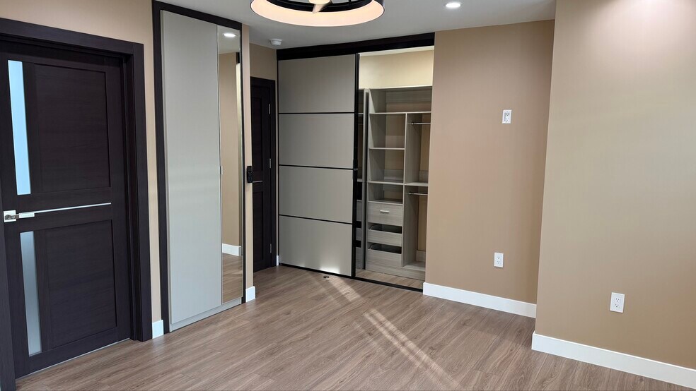 Building Photo - 594 S Mentor Ave