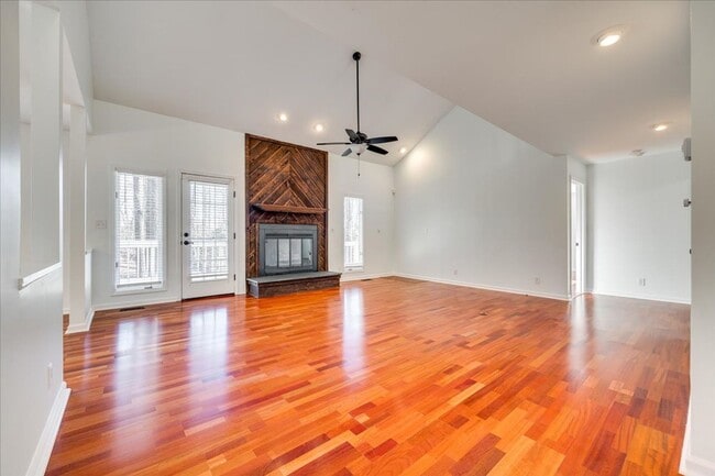 Building Photo - River Hills: 3 BR with 2 Full & 2 Half Baths