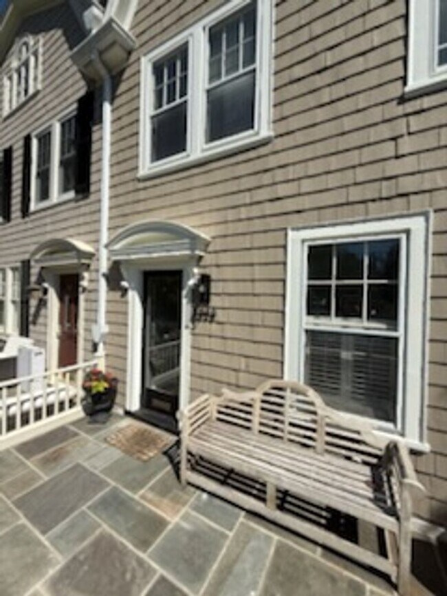 Building Photo - *DREAM LOCATION* 6BR Completely Renovated Duplex