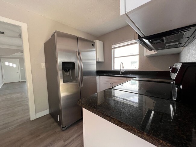 Building Photo - 718 W 7th St