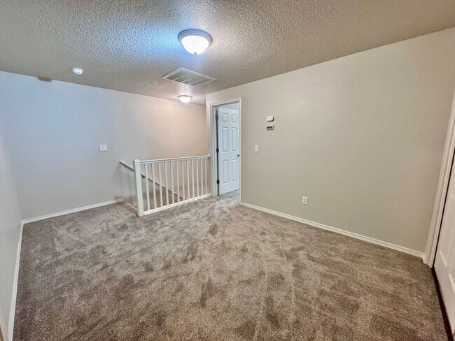 Building Photo - EZ living, Private Townhome setting Central Vancouver