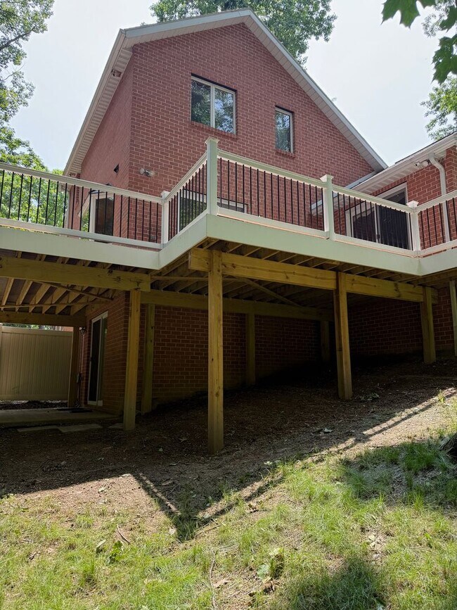 Building Photo - 1531 E Strohm Dr