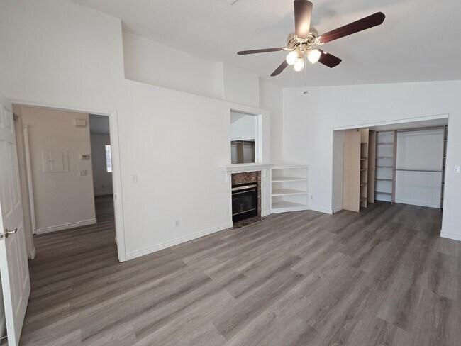 Building Photo - 1612 N Torrey Pines Dr