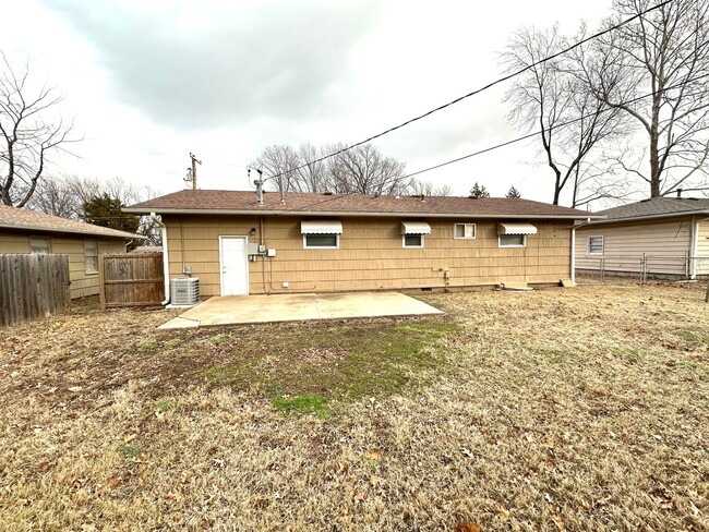 Building Photo - NEWLY REMODELED 3 BEDROOM 1 BATH IN WEBB C...