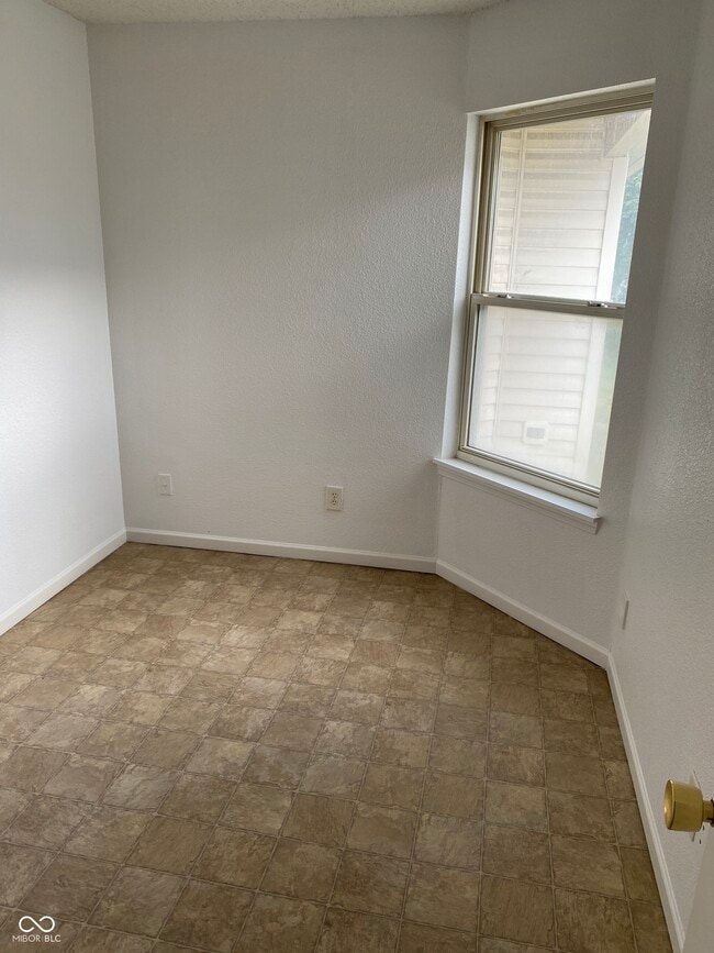 Building Photo - 5251 Bluff View Dr