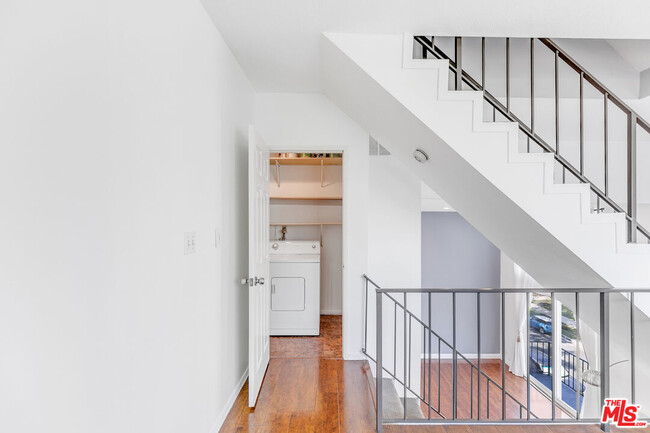 Building Photo - 815 N Las Palmas Ave