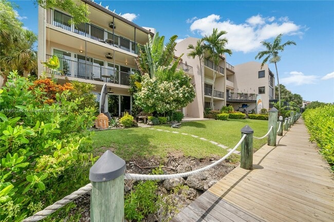 Building Photo - 6100 Paradise Point Dr