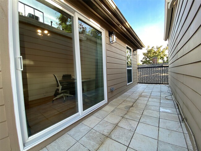 Building Photo - 2506 Van Buren St