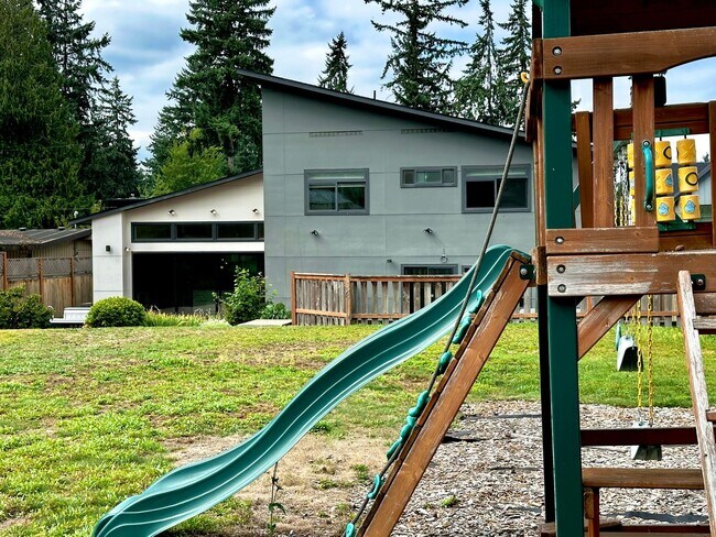 Building Photo - 6 BR / 4 BA – 4,100 SQ FT with Patio, Full Outdoor Grill, and Hot Tub