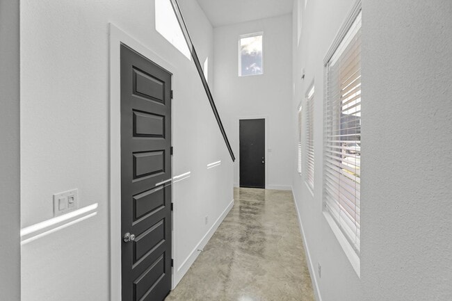 Building Photo - MOVE IN SPECIALS