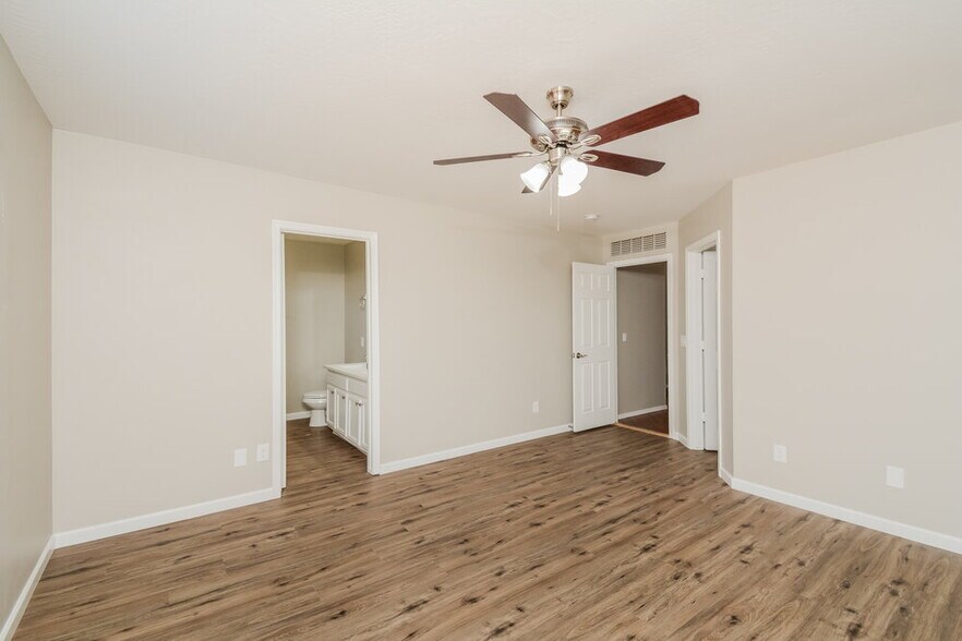 Building Photo - 13006 W Mandalay Ln