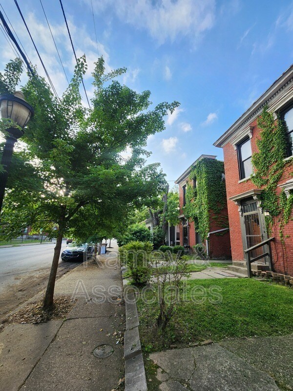 Building Photo - 114 St Catherine St