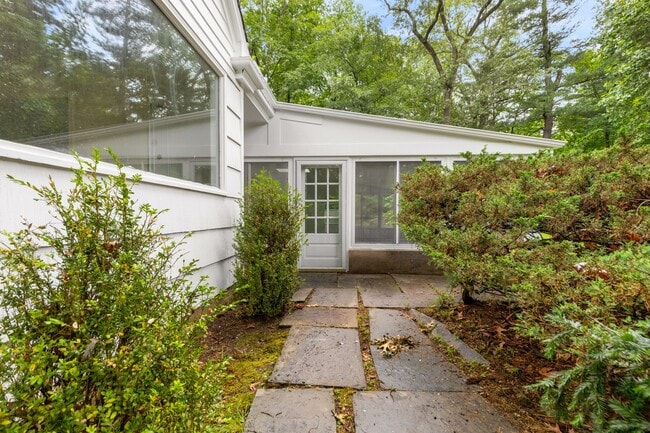 Building Photo - 18 Hemlock Dr