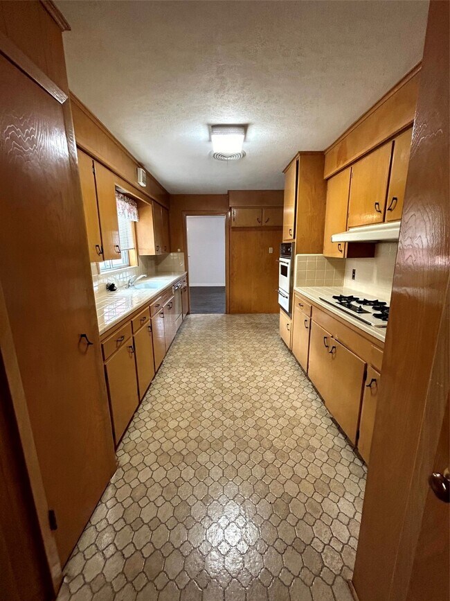 Building Photo - 1902 Gillette St