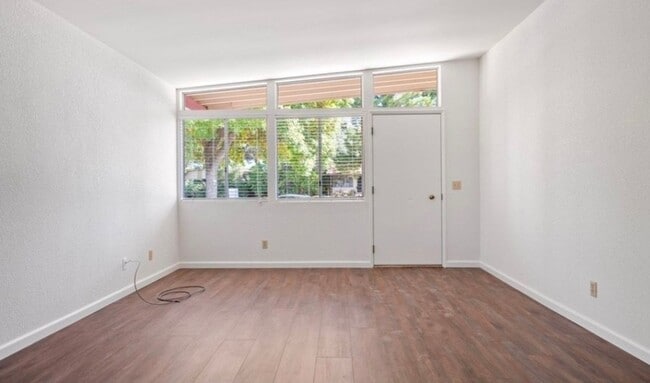 Building Photo - 2 bedroom 2 bath in 55 and over community.