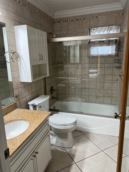 Building Photo - 119 Lakeview Ave