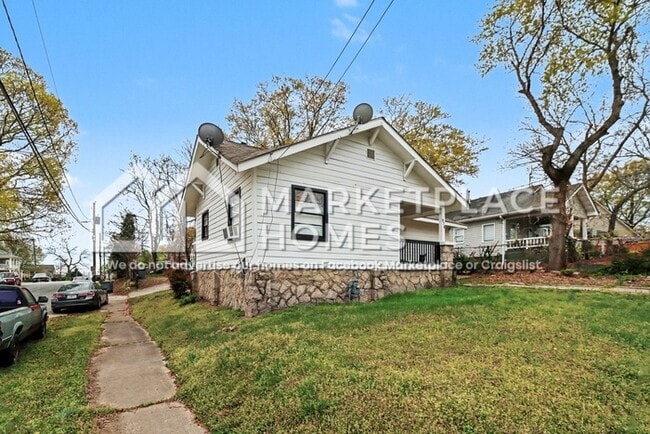 Building Photo - 876 Custer St