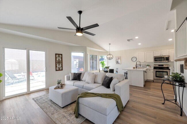 Building Photo - 829 N Bluejay Dr