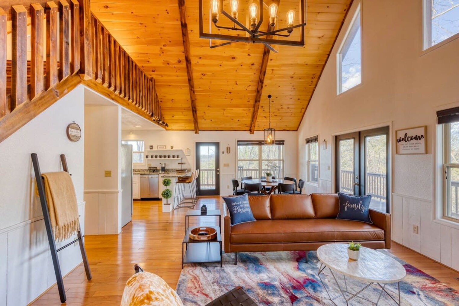 Building Photo - 742 E 2nd St