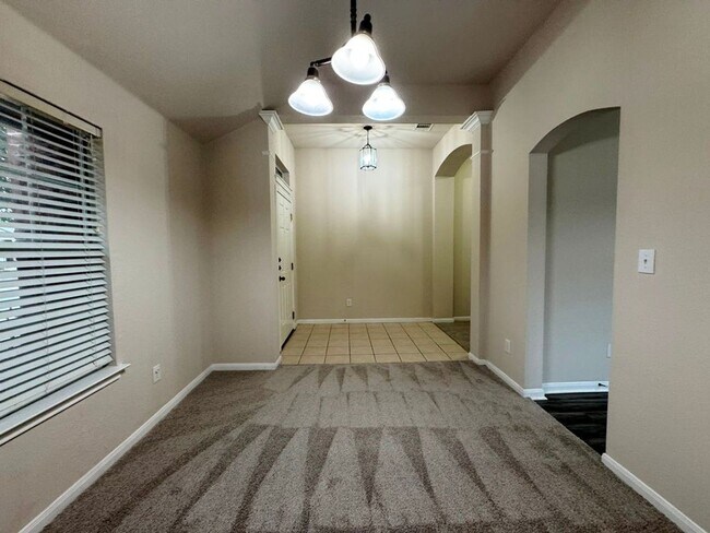 Building Photo - One-story brick home in popular Stoneridge Subdivision!