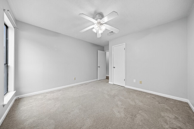 Building Photo - 210 Hillbrook Dr