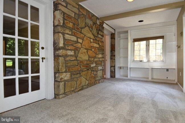 Building Photo - 6127 Brook Dr