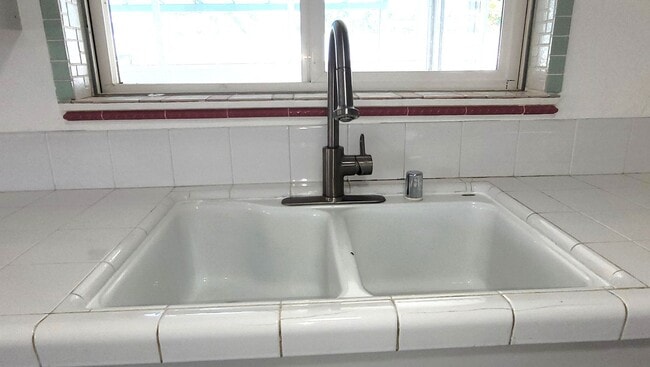 Building Photo - Beautiful University City Home