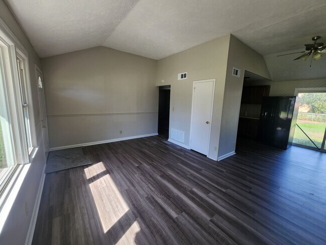 Building Photo - Newly updated 3 bedroom 1.5 bath home for rent in Valley Station!