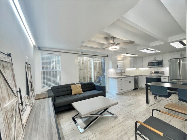 Primary Photo - 403 Avondale St