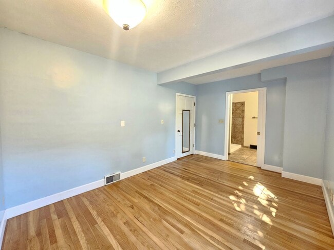 Building Photo - $2,100 - 3 Bed / 2 Bath Charming Home by G...