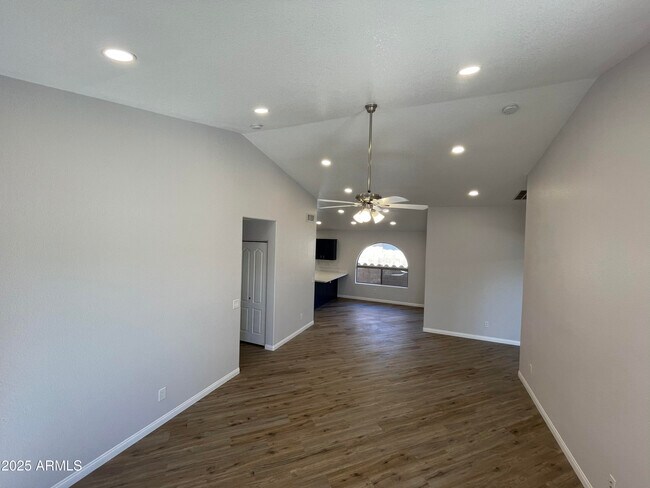 Building Photo - 841 E Lovegrass Dr