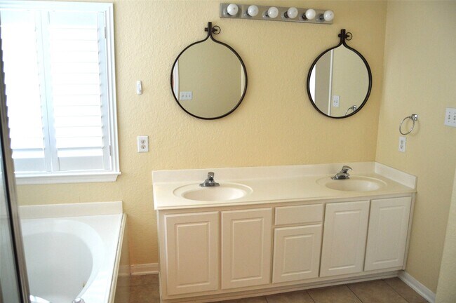 Building Photo - 18011 Rose Hill Park Ln