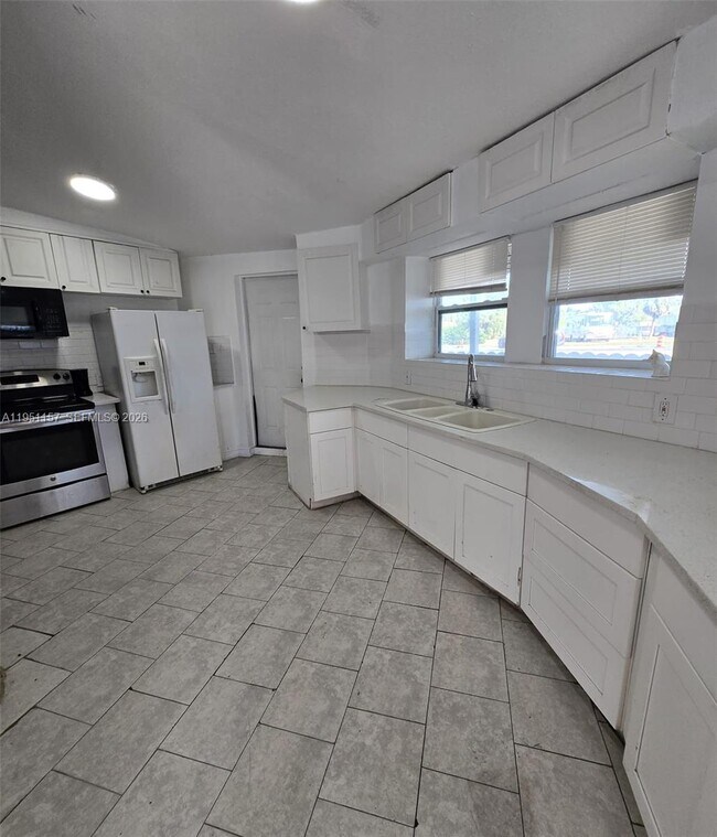 Building Photo - 1189 N Tamiami Trl