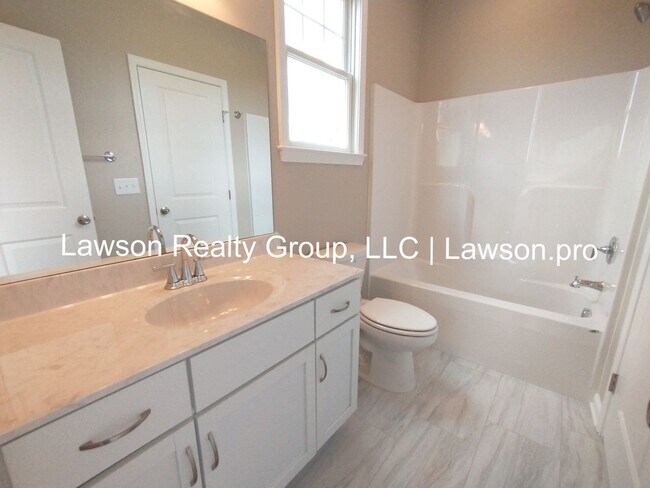 Building Photo - Upscale Three Bedroom in Colonial Green with Garage
