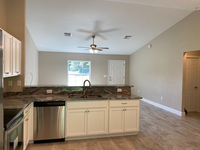 Building Photo - Desirable SW Ocala Neighborhood 3/2/2 **Wo...