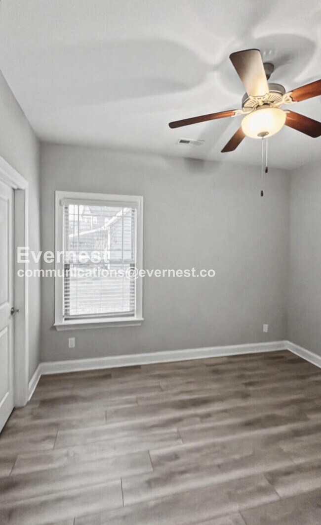 Building Photo - 3 Bed, 2 Bath Home with Garage / Pet-Friendly / Available Now!