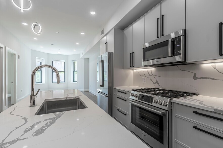 Building Photo - 169 Newbury St